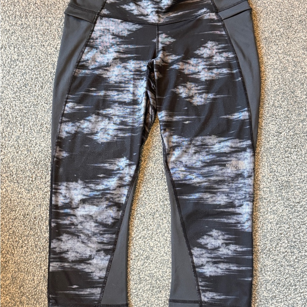 North Face Size Large Black and Gray Patterned Capri Leggings Lk NEW